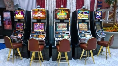 Texas Poker table lobby showing available stakes and player counts